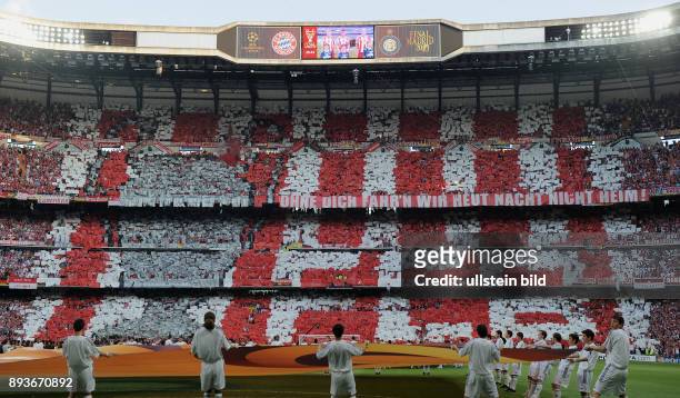 Bayern Muenchen - Inter Mailand FCB FANKURVE im Stadion Santiago Bernabeu Choreografie der FC Bayern Fans; Ohne Dich fahren wir heute Nacht nicht...