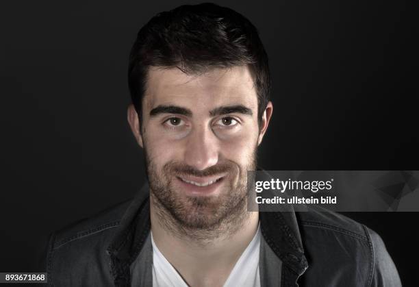 Sokratis Papastathopoulos posiert im exklusiven Pressefoto ULMER Fotoshooting Bremen