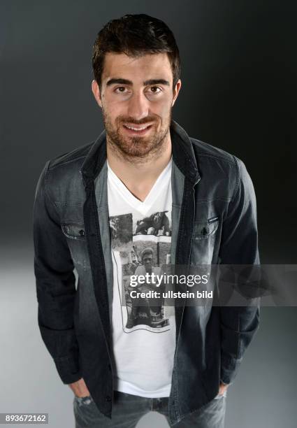 Sokratis Papastathopoulos posiert im exklusiven Pressefoto ULMER Fotoshooting Bremen