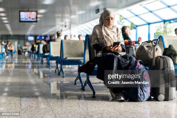 muslim woman waiting on airport - karbala stockfoto's en -beelden