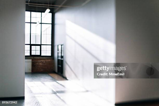 details van een gang van de moderne commerciële en industriële gebouw gerenoveerd, vernieuwd en gerenoveerd. nieuwe zakelijke achtergrond. opstarten. lege open plan werkruimte. - fitting stockfoto's en -beelden