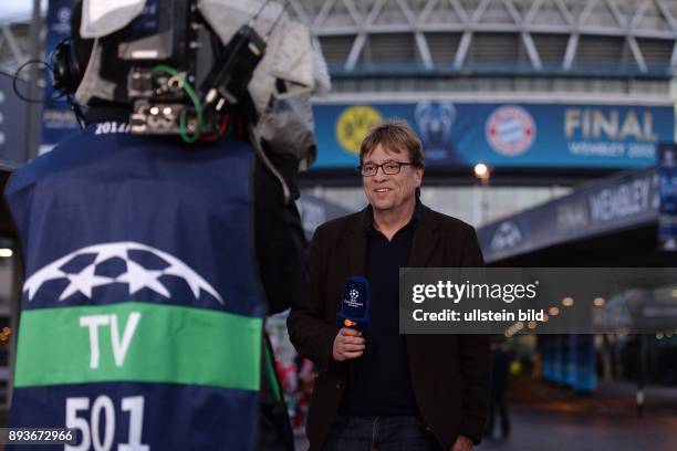 Borussia Dortmund - FC Bayern Muenchen ZDF Kommentator Bela Rethy vor dem Wembley Stadion