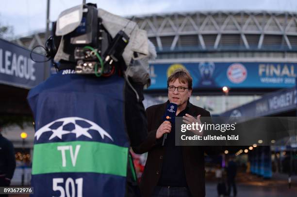 Borussia Dortmund - FC Bayern Muenchen ZDF Kommentator Bela Rethy vor dem Wembley Stadion