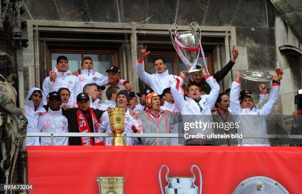 Champions Party des FC Bayern Muenchen nach dem Gewinn des DFB Pokal und Triple. Das Team feiert auf dem Muenchner Marienplatz den historischen...