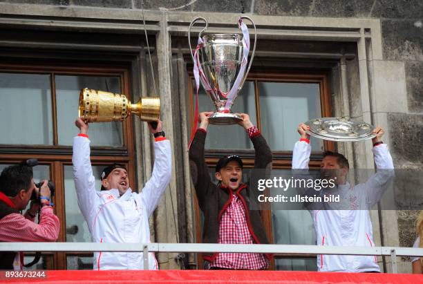 Champions Party des FC Bayern Muenchen nach dem Gewinn des DFB Pokal und Triple. Das Team feiert auf dem Muenchner Marienplatz den historischen...