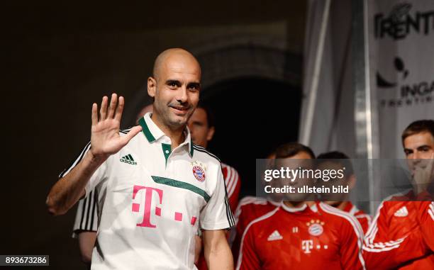 Fussball 1. Bundesliga Saison 2013/2014 Trainingslager des FC Bayern Muenchen Trainer Pep Guardiola bei der FC Bayern Mannschaftspraesentation auf...