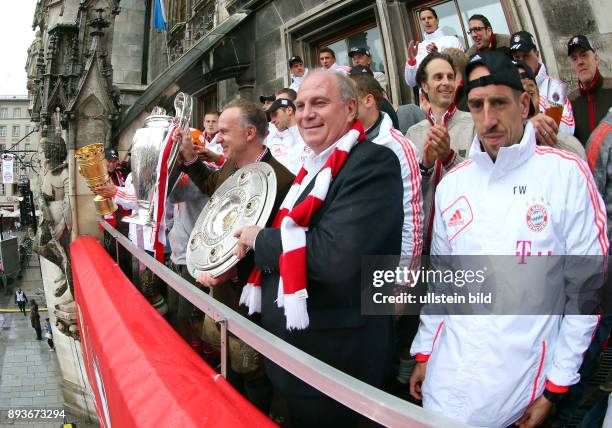 Champions Party des FC Bayern Muenchen nach dem Gewinn des DFB Pokal und Triple. Das Team feiert auf dem Muenchner Marienplatz den historischen...