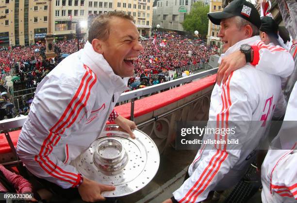 Champions Party des FC Bayern Muenchen nach dem Gewinn des DFB Pokal und Triple. Das Team feiert auf dem Muenchner Marienplatz den historischen...