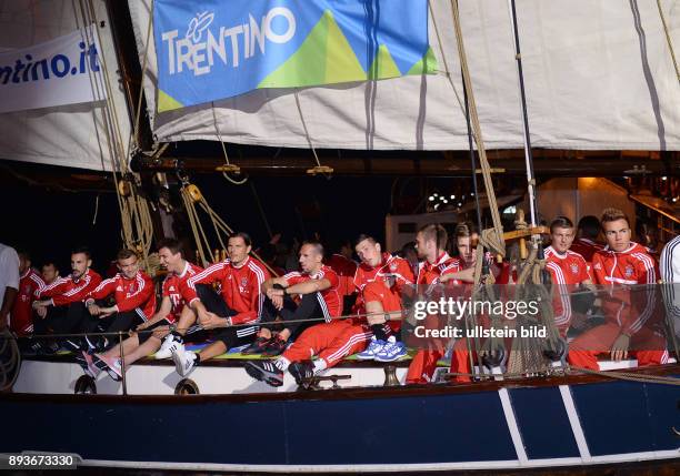 Fussball 1. Bundesliga Saison 2013/2014 Trainingslager des FC Bayern Muenchen Die Mannschaft des FC Bayern kommt auf einem Segelschiff in den Hafen...