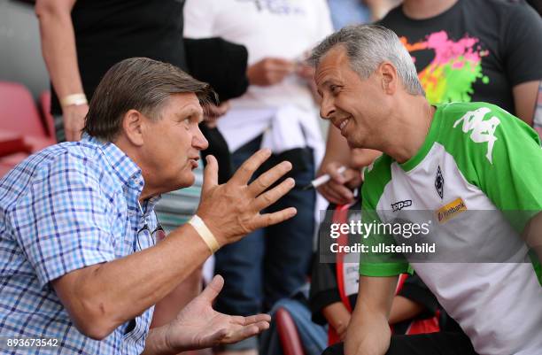 Bundesliga 2013/2014 Testspiel FC Ingolstadt 04 - Borussia Moenchengladbach Praesidiumsmitglied Hans Meyer im Gespraech mit Trainer Lucien Favre