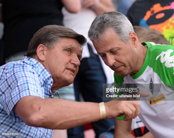Bundesliga 2013/2014 Testspiel FC Ingolstadt 04 - Borussia Moenchengladbach Praesidiumsmitglied Hans Meyer im Gespraech mit Trainer Lucien Favre