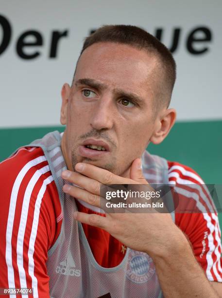 In Osnabrueck BSV Schwarz-Weiss Rehden - FC Bayern Muenchen Franck Ribery sitz nachdenklich auf der Bank