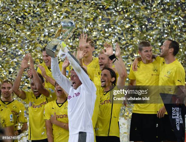 Borussia Dortmund - FC Bayern Muenchen JUBEL Dortmund; Marcel Schmelzer, Pierre-Emerick Aubameyang, Nuri Sahin, Torwart Roman Weidenfeller mit Pokal,...