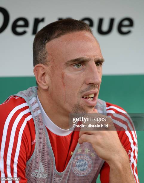 In Osnabrueck BSV Schwarz-Weiss Rehden - FC Bayern Muenchen Franck Ribery sitz nachdenklich auf der Bank