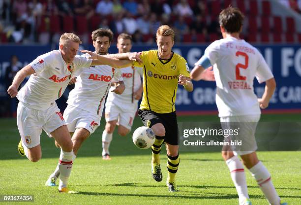 Fussball 1. Bundesliga Saison 2013/2014 FC Augsburg - Borussia Dortmund Marco Reus am Ball gegen Jan Ingwer Callsen Bracker , Jan Moravek und Paul...