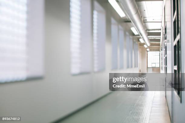 details van een gang van de moderne commerciële en industriële gebouw gerenoveerd, vernieuwd en gerenoveerd. nieuwe zakelijke achtergrond. opstarten. lege open plan werkruimte. - fitting stockfoto's en -beelden