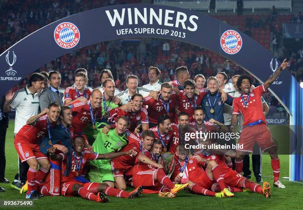 In Prag FC Bayern Muenchen - FC Chelsea London Siegerbild Team FC Bayern Muenchen mit Pokal; Fitnesstrainer/Rehatrainer Lorenzo Buenaventura, Manel...