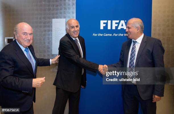 Football FIFA International FIFA Round Table Discussion Palestine / Israel FIFA Praesident Joseph S. Blatter und Jibril Al Rajoub shake Hands mit Avi...