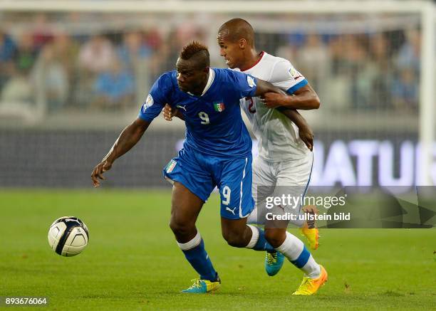 Fussball International WM Qualifikation 2014 Italien - Tschechien Mario Balotelli gegen Theodor Gebre Selassie