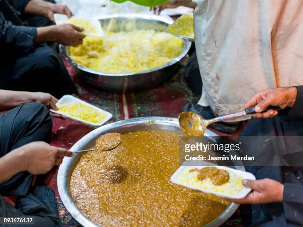 making traditional free street food distributed to people - culture irakienne photos et images de collection