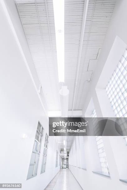 details van een gang van de moderne commerciële en industriële gebouw gerenoveerd, vernieuwd en gerenoveerd. nieuwe zakelijke achtergrond. opstarten. lege open plan werkruimte. - fitting stockfoto's en -beelden