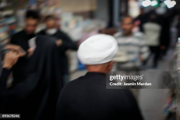 people on street - arbaeen - fotografias e filmes do acervo