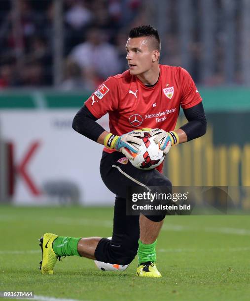 Freiburg - VfB Stuttgart Torwart Kevin Mueller mit Ball