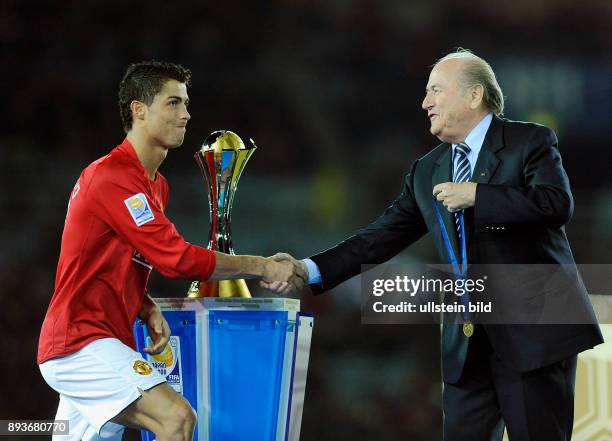 Fussball international 2008/2009 FIFA Club WM Japan 2008 Finale Liga de Quito - Manchester United Cristiano RONALDO mit FIFA Praesident Joseph S....