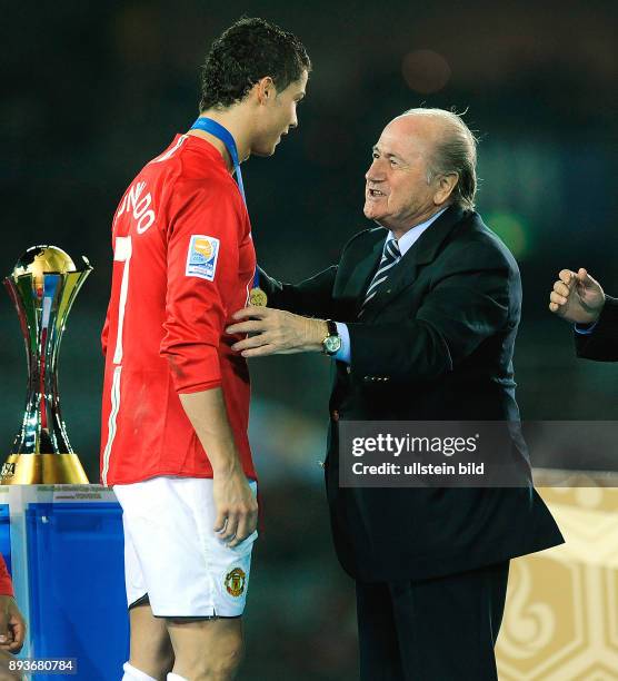 Fussball international 2008/2009 FIFA Club WM Japan 2008 Finale Liga de Quito - Manchester United Cristiano RONALDO mit FIFA Praesident Joseph S....