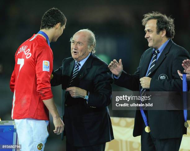 Fussball international 2008/2009 FIFA Club WM Japan 2008 Finale Liga de Quito - Manchester United Cristiano RONALDO mit FIFA Praesident Joseph S....