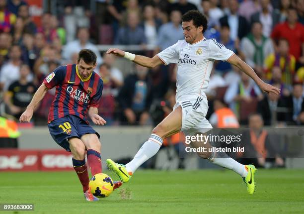 Spieltag El Clasico FC Barcelona - Real Madrid Lionel Messi gegen Pepe