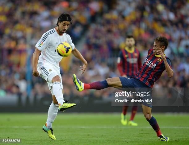 Spieltag El Clasico FC Barcelona - Real Madrid Sami Khedira gegen Neymar