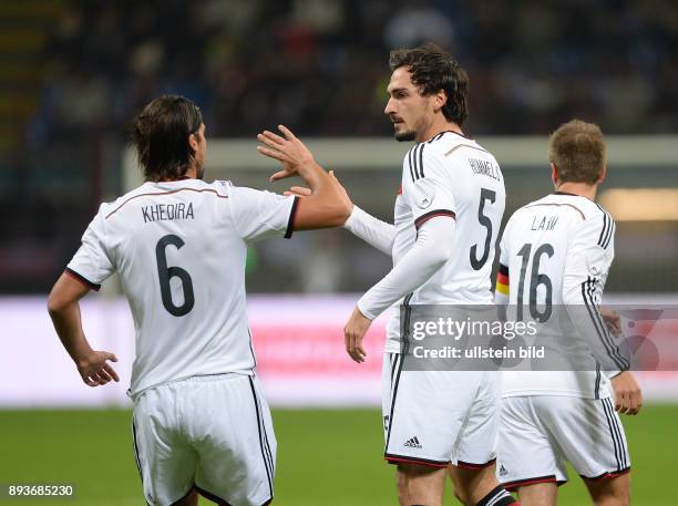 In Mailand Italien - Deutschland Sami Khedira und Mats Hummels klatschen ab.