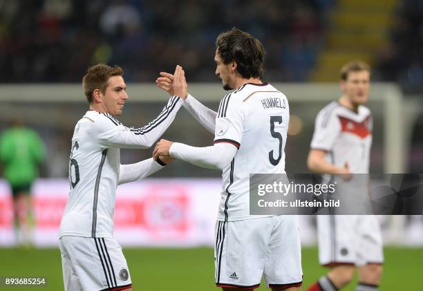 In Mailand Italien - Deutschland Philipp Lahm und Mats Hummels klatschen ab.