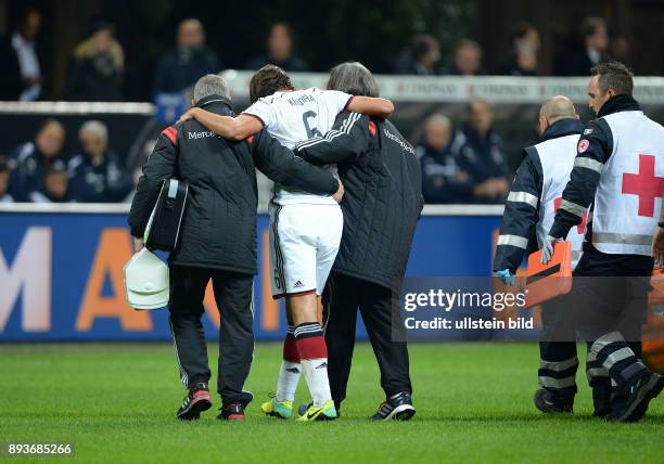 In Mailand Italien - Deutschland Sami Khedira wird verletzt vom Feld gebracht.