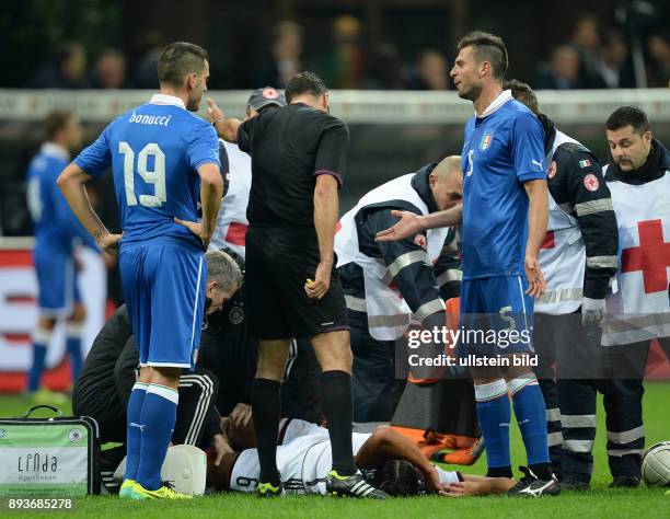 In Mailand Italien - Deutschland Sami Khedira liegt verletzt auf dem Spielfeld; Leonardo BONUCCI und Thiago MOTTA schauen zu.