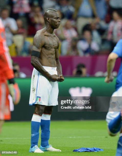 Deutschland - Italien Mario Balotelli bejubelt seinen Treffer zum 0:2