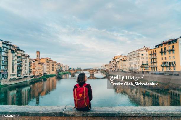 mujer sentada en el ponte veccio y mirando a ver - florencia italia fotografías e imágenes de stock