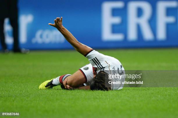 In Mailand Italien - Deutschland Sami Khedira liegt verletzt auf dem Spielfeld.