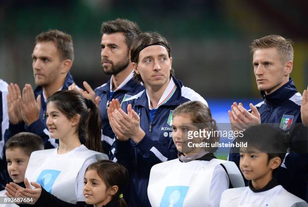 In Mailand Italien - Deutschland Fair Play; Die italienische Mannschaft um Kapitaen Torwart Gianluigi Buffon reagiert auf Pfiffe der italienischen...