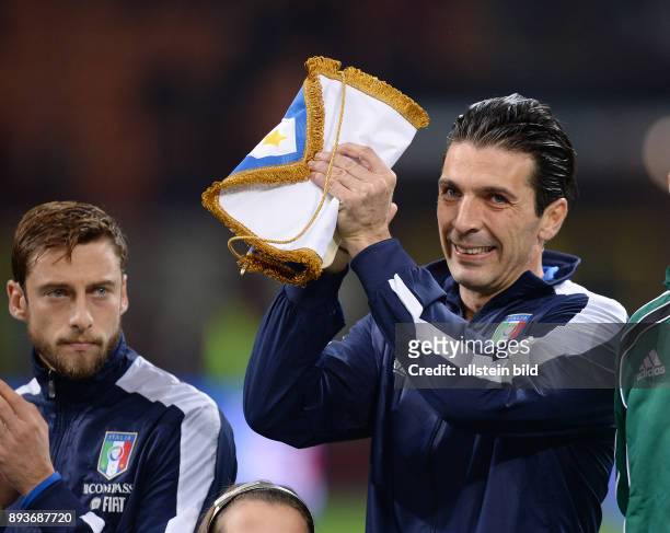 In Mailand Italien - Deutschland Fair Play; Torwart Gianluigi Buffon reagiert auf Pfiffe der italienischen Fans im Giuseppe Meazza Stadion mit...