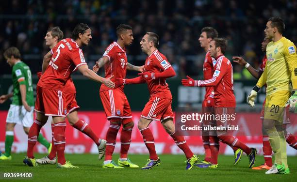 Fussball 1. Bundesliga Saison 2013/2014 15. Spieltag SV Werder Bremen - FC Bayern Muenchen JUBEL FC Bayern Muenchen; Toni Kroos, Daniel van Buyten,...