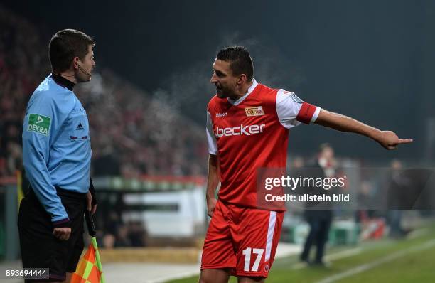 Fussball DFB Pokal Achtelfinale 2013/2014 1. FC Union Berlin - 1. FC Kaiserslautern Torsten Mattuschka diskutiert emotional mit...