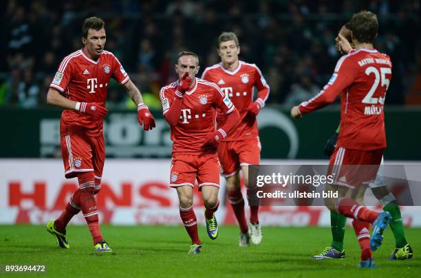 Fussball 1. Bundesliga Saison 2013/2014 15. Spieltag SV Werder Bremen - FC Bayern Muenchen JUBEL FC Bayern Muenchen; Mario Mandzukic, Franck Ribery...