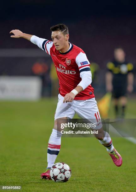 Vorrunde SSC Neapel - Arsenal London Mesut Oezil am Ball