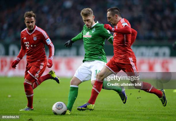 Fussball 1. Bundesliga Saison 2013/2014 15. Spieltag SV Werder Bremen - FC Bayern Muenchen Aaron Hunt gegen Franck Ribery beobachtet von Mario Goetze