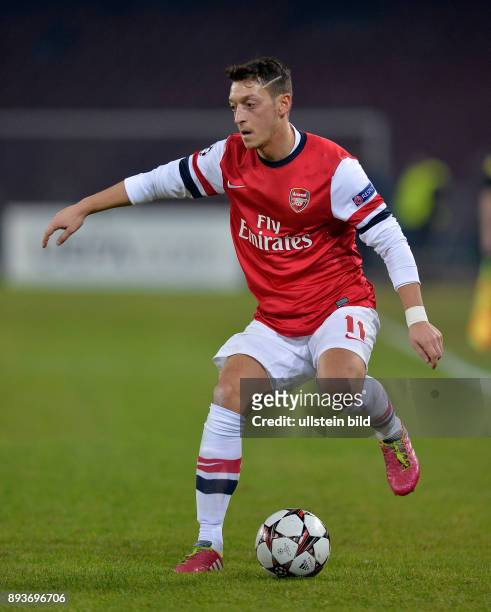 Vorrunde SSC Neapel - Arsenal London Mesut Oezil am Ball