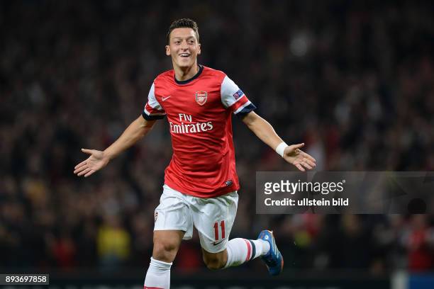 Arsenal London - SSC Neapel Mesut Oezil bejubelt seinen Treffer zum 1:0