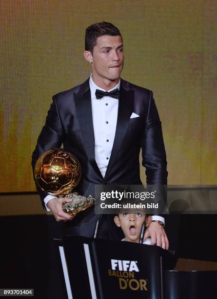 Fussball International FIFA Ballon d Or Weltfussballer 2013, Sieger; Cristiano Ronaldo mit Traenen in den Augen und Sohn Cristiano Ronaldo Jr.