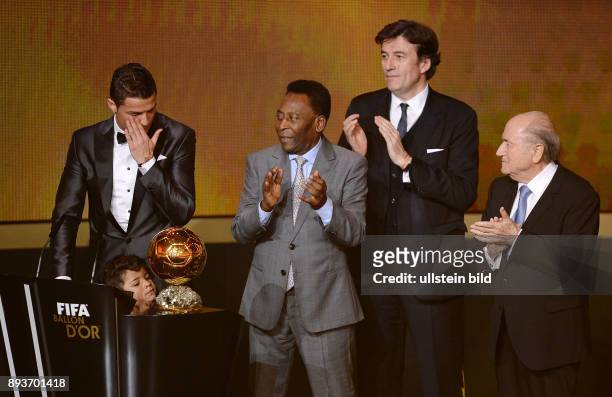 Fussball International FIFA Ballon d Or Weltfussballer 2013, Sieger; Cristiano Ronaldo mit Traenen in den Augen mit Sohn Cristiano Ronaldo Jr., Pele...